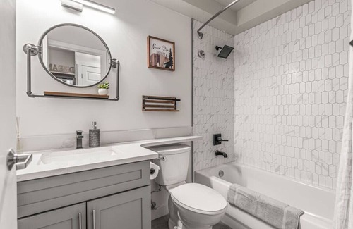 Canmore Apartamento | Cozy Central Canmore- Light Industrial Hotel Room- very cool and comfortable ground-level room for 2, central, quick access to Banff