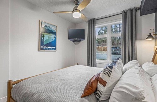Canmore Apartamento | Cozy Central Canmore- Light Industrial Hotel Room- very cool and comfortable ground-level room for 2, central, quick access to Banff