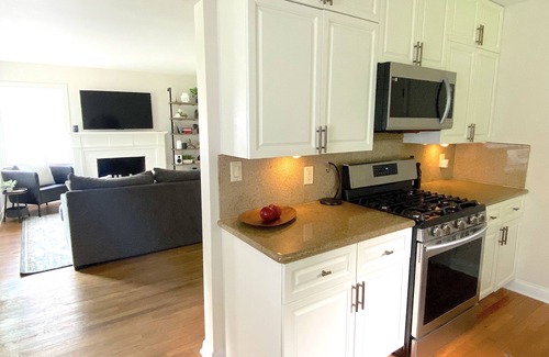 Clintonville Casa | Cozy Central Clintonville Abode! Close to OSU, Riverside, and the city buzz!