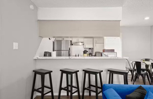 North University Apartamento | Cozy & Central ~ UT/Moody ~ Pool ~ Parking ~ WiFi