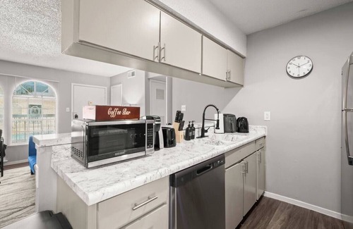 North University Apartamento | Cozy & Central ~ UT/Moody ~ Pool ~ Parking ~ WiFi
