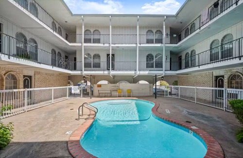 North University Apartamento | Cozy & Central ~ UT/Moody ~ Pool ~ Parking ~ WiFi