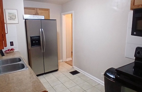 South Kansas City Casa | Cozy - Centrally Located 2-bedroom house