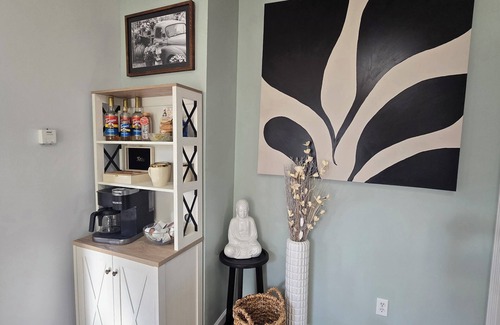 Mentor Casa | Cozy Centrally Located Gem-King, Hot Tub, Pets OK, Shops & 15 Mins to Lake Erie