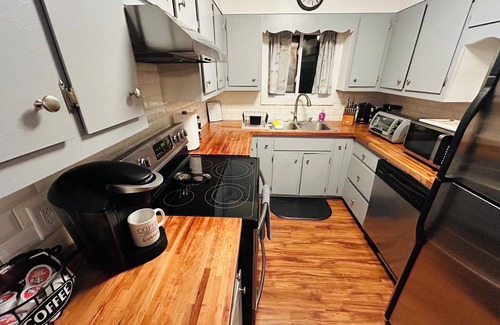 Long Pond Chalet De Esquí | COZY CHALET-CAMELBACK & KALAHARI; HOT TUB, PING PONG & POOL TABLE; GAS FIREPLACE