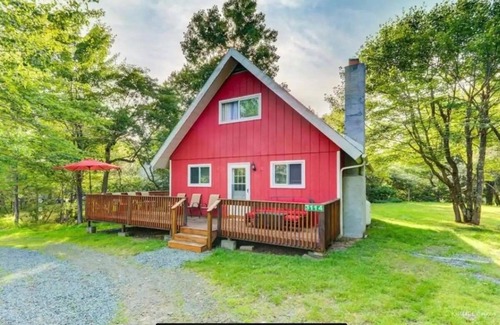Long Pond Chalet De Esquí | COZY CHALET-CAMELBACK & KALAHARI; HOT TUB, PING PONG & POOL TABLE; GAS FIREPLACE