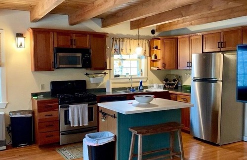 Bethel Chalet De Esquí | Cozy Chalet Getaway. Enjoy comfort & privacy of entire home, minutes from town.