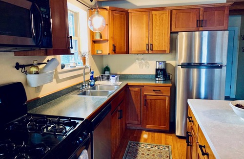 Bethel Chalet De Esquí | Cozy Chalet Getaway. Enjoy comfort & privacy of entire home, minutes from town.