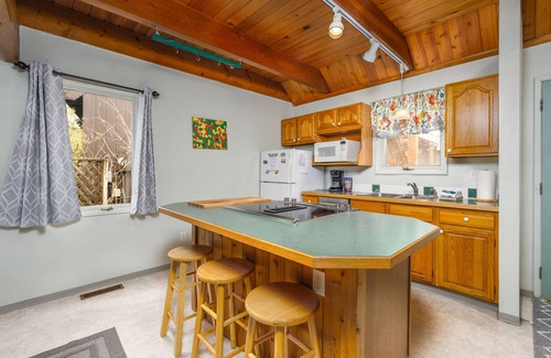 Alyeska Chalet De Esquí | ¡NUEVO LISTADO! Acogedor chalet cerca de las pistas con cocina completa y jacuzzi