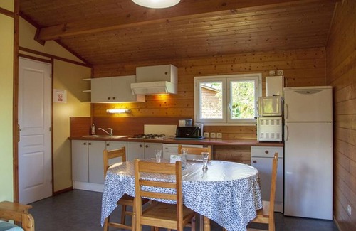 Naucelle Chalet De Esquí | Chalet acogedor - Vista al estanque con terraza