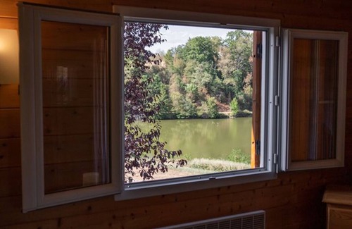 Naucelle Chalet De Esquí | Chalet acogedor - Vista al estanque con terraza