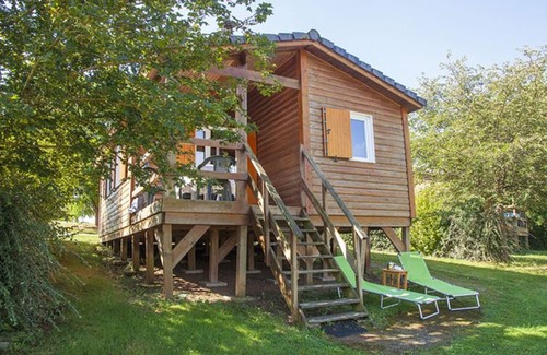 Naucelle Chalet De Esquí | Chalet acogedor - Vista al estanque con terraza