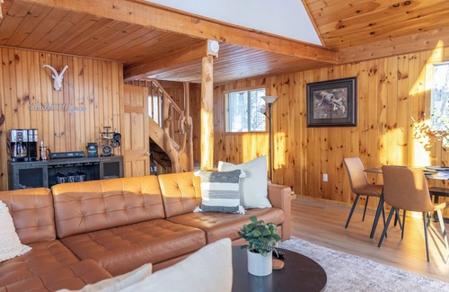 Bellaire Chalet De Esquí | Cozy Chalet w/ HOT TUB just steps from Shanty Creek Resort