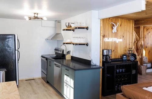 Bellaire Chalet De Esquí | Cozy Chalet w/ HOT TUB just steps from Shanty Creek Resort