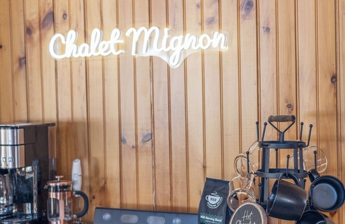 Bellaire Chalet De Esquí | Cozy Chalet w/ HOT TUB just steps from Shanty Creek Resort