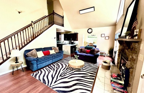 Rowland Chalet De Esquí | Cozy Chalet with Arcades, Pool Table, Fire pit, Lake, Pools & Ski Lifts