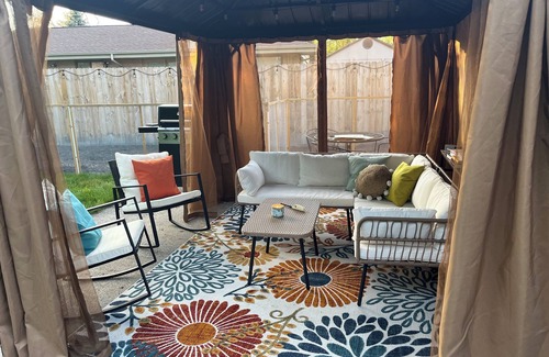 Northeast South Bend Casa | Cozy charmer walking distance to ND! Plenty of driveway and street parking.