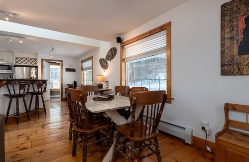 West Dover Casa | Cozy, charming cottage 7 mins from Mount Snow and Lake Whitingham