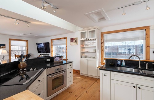 West Dover Casa | Cozy, charming cottage 7 mins from Mount Snow and Lake Whitingham