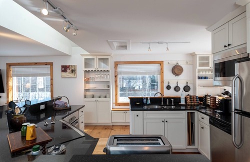 West Dover Casa | Cozy, charming cottage 7 mins from Mount Snow and Lake Whitingham