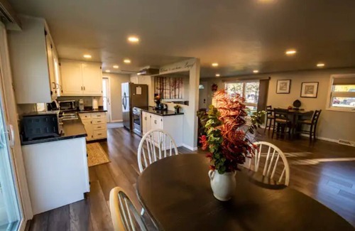 Green Bay Casa | Cozy & Cheerful Home-2 Levels of Comfort!