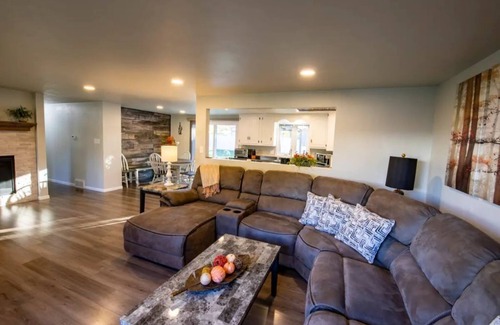 Green Bay Casa | Cozy & Cheerful Home-2 Levels of Comfort!