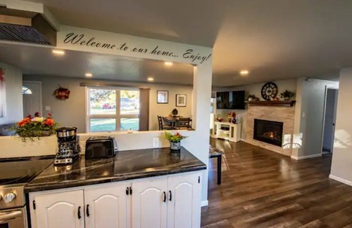 Green Bay Casa | Cozy & Cheerful Home-2 Levels of Comfort!