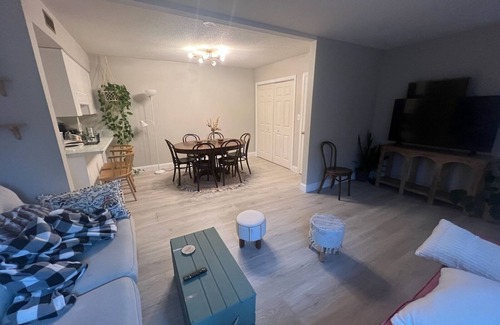 Wade Hampton Condominio | Cozy Chic Condo - perfect for digital nomads, travel nurses, interns
