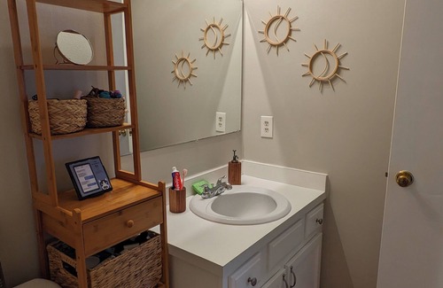 Wade Hampton Condominio | Cozy Chic Condo - perfect for digital nomads, travel nurses, interns