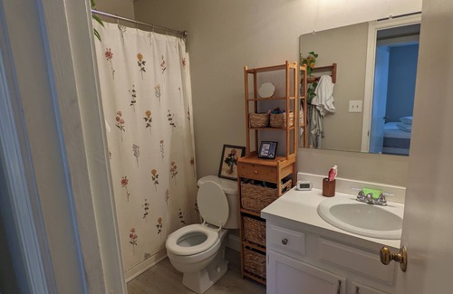 Wade Hampton Condominio | Cozy Chic Condo - perfect for digital nomads, travel nurses, interns