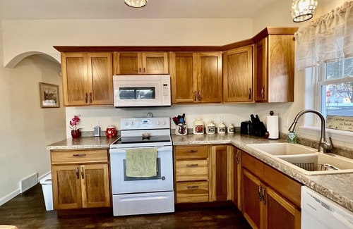 Marshfield Casa | Cozy Chic Farmhouse for Traveling Professionals