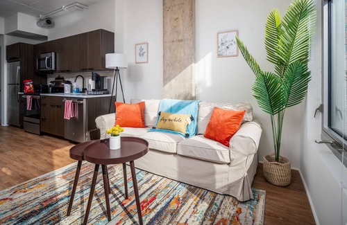 Eisenhower East Apartamento | Cozy Chic Suite FREE PKG Centrally Located W/ Pool