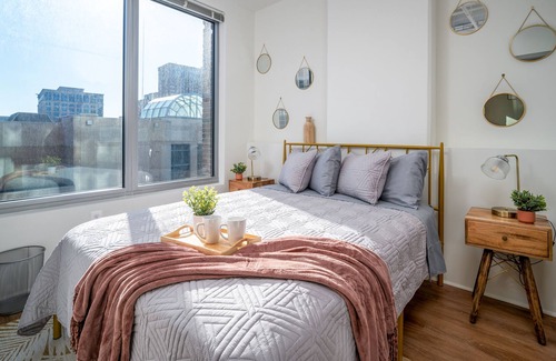 Eisenhower East Apartamento | Cozy Chic Suite FREE PKG Centrally Located W/ Pool