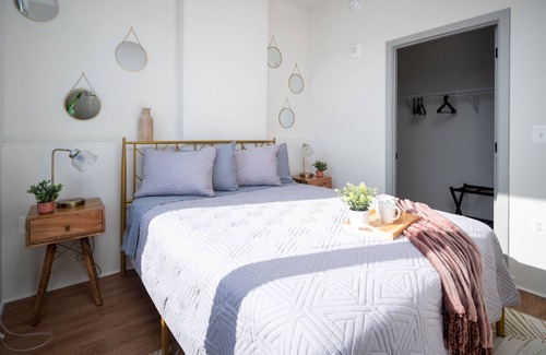 Eisenhower East Apartamento | Cozy Chic Suite FREE PKG Centrally Located W/ Pool