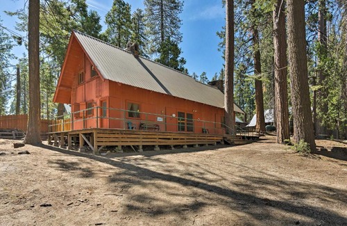 West Village Casa | Cozy Choice Wood Cabin- 5 Minutes from Shaver Lake