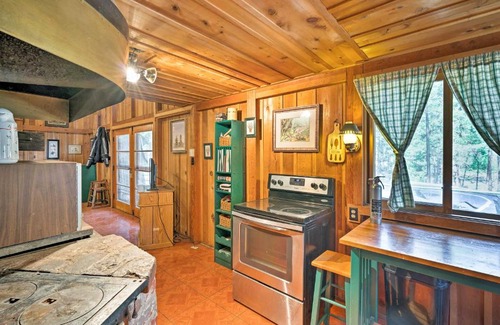 West Village Casa | Cozy Choice Wood Cabin- 5 Minutes from Shaver Lake