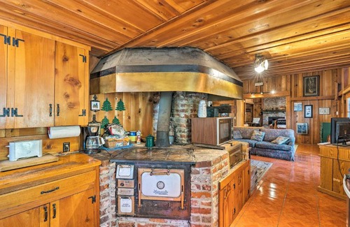 West Village Casa | Cozy Choice Wood Cabin- 5 Minutes from Shaver Lake