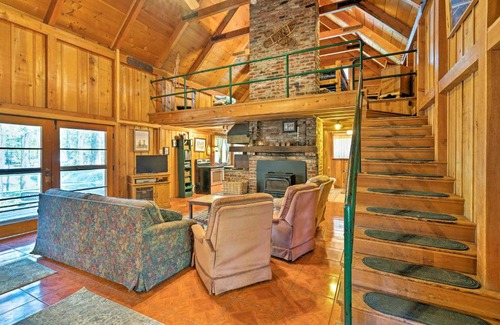 West Village Casa | Cozy Choice Wood Cabin- 5 Minutes from Shaver Lake