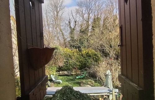 Villiers-sur-Seine Apartamento | Cozy churchfront studio with AC and WiFi in accessible Villiers-sur-Seine