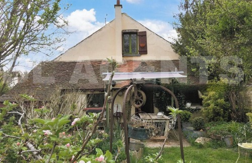 Villiers-sur-Seine Apartamento | Cozy churchfront studio with AC and WiFi in accessible Villiers-sur-Seine