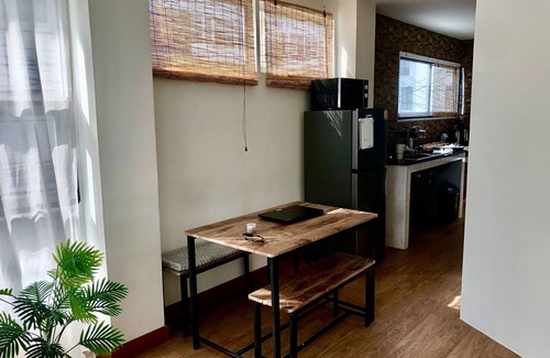 Din Daeng Apartamento | Cozy City Studio with Fast WiFi & Balcony Views — 5 Minutes to MRT Metro!