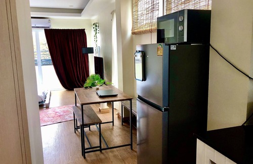 Din Daeng Apartamento | Cozy City Studio with Fast WiFi & Balcony Views — 5 Minutes to MRT Metro!