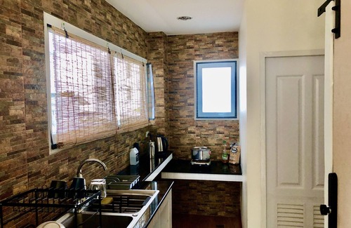 Din Daeng Apartamento | Cozy City Studio with Fast WiFi & Balcony Views — 5 Minutes to MRT Metro!