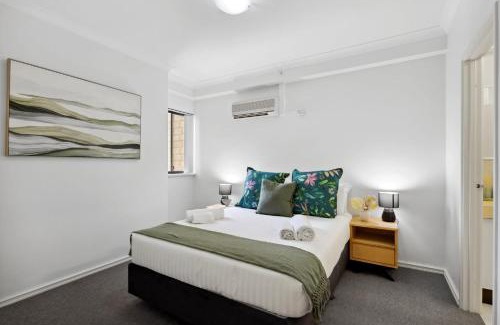 East Perth Apartamento | Cozy City Apartment with Stunning Views and Ameni