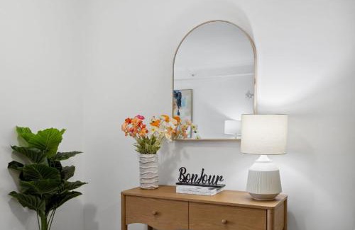 East Perth Apartamento | Cozy City Apartment with Stunning Views and Ameni