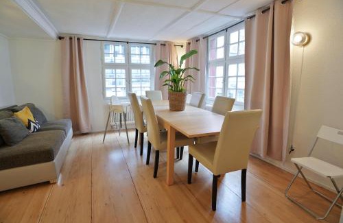 Vorstadte Apartamento | Cozy City Center, 4 bedroom- 120sq, 5min walk to Main Station