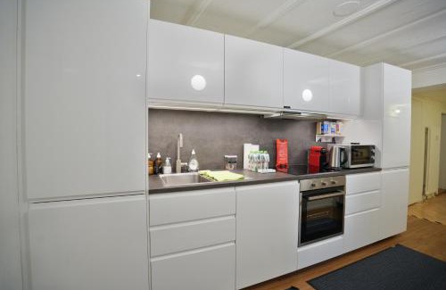 Vorstadte Apartamento | Cozy City Center, 4 bedroom- 120sq, 5min walk to Main Station