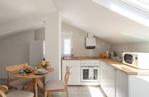 Seixal Apartamento | Cozy City Loft with Natural Light