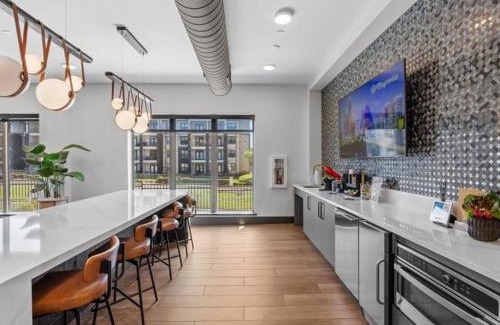 Scofield Farms Apartamento | Cozy Cityscape w Pool, BBQ, Lounge, Gym & Parking