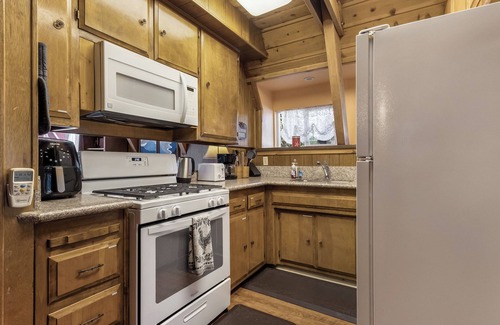 Tahoe City Cabina | Cozy Classic A-Frame Cabin - 3 BR 1.5 Bath + Loft